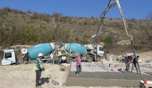 Pompage béton avec camion malaxeur Pumi 21m, Jean aux commandes